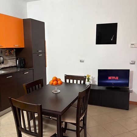 Malpensa Airport Apartment On The Lake Somma Lombardo Exterior foto